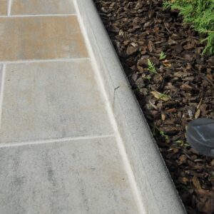 RASENEINFASSUNGSSTEINE